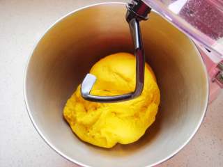 南瓜香肠麦穗面包,面和成团后盖上保鲜膜开始第一次发酵。（发酵时长约90分钟）