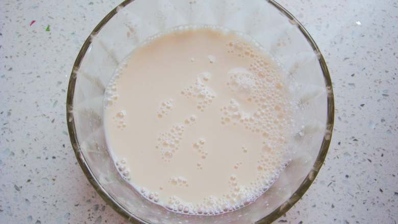南瓜香肠麦穗面包,酵母粉用50克的温开水搅拌至融化。