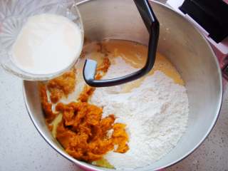 南瓜香肠麦穗面包,酵母水倒入面粉中，开始和面。