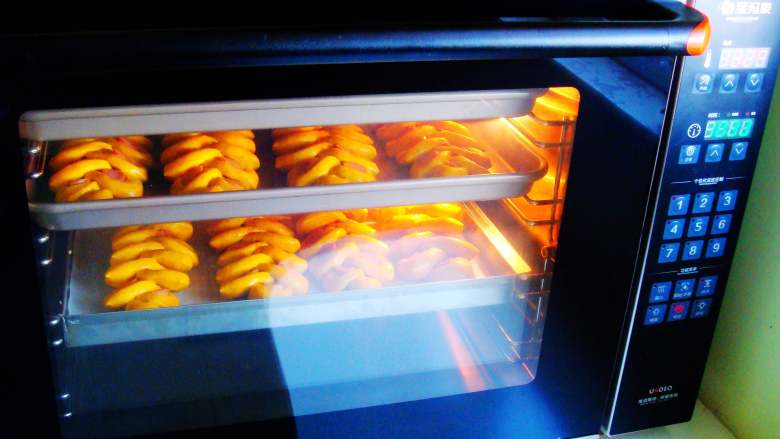 南瓜香肠麦穗面包,UKOEO猛犸象智能热风炉烤箱提前预热：选择热风功能，160度，烤20分钟。