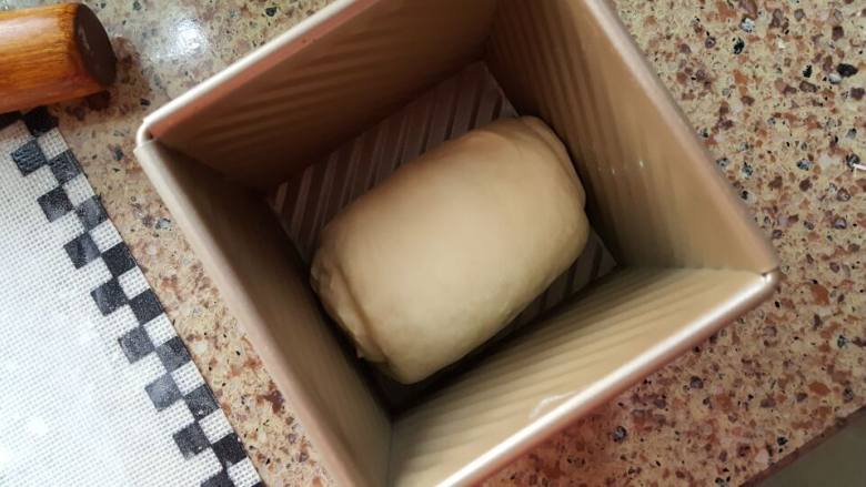 方形优格白吐司,12.放入，吐司盒中进行二次发酵。（这里用的是学厨水立方吐司盒，不是常用的450克的吐司盒哦）