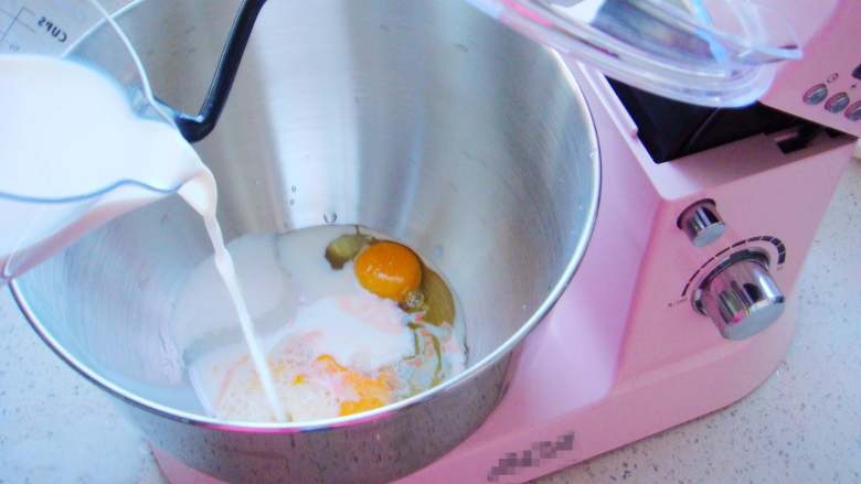 奶香汉堡胚,和面桶里打入两个<a style='color:red;display:inline-block;' href='/shicai/ 9'>鸡蛋</a>，倒入盐，白糖，牛奶。