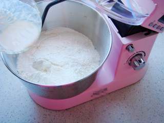 奶香汉堡胚,酵母粉用少许温牛奶（分量内）融化后倒入面粉中