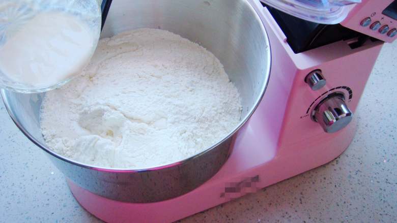 奶香汉堡胚,酵母粉用少许温牛奶（分量内）融化后倒入面粉中