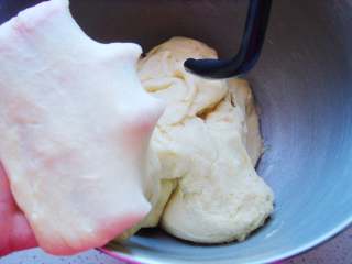 奶香汉堡胚,能拉出厚膜就可以了。