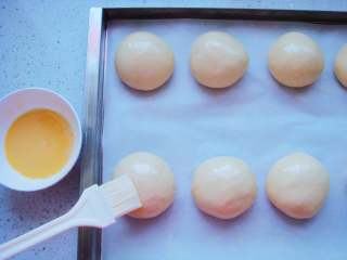 奶香汉堡胚,鸡蛋一个（分量外）打散搅拌均匀，在面胚表面刷上全蛋液。
