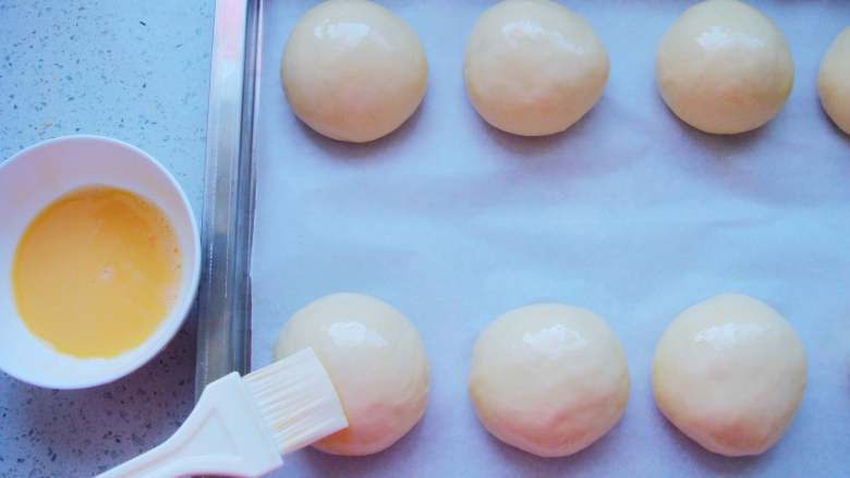奶香汉堡胚,鸡蛋一个（分量外）打散搅拌均匀，在面胚表面刷上全蛋液。