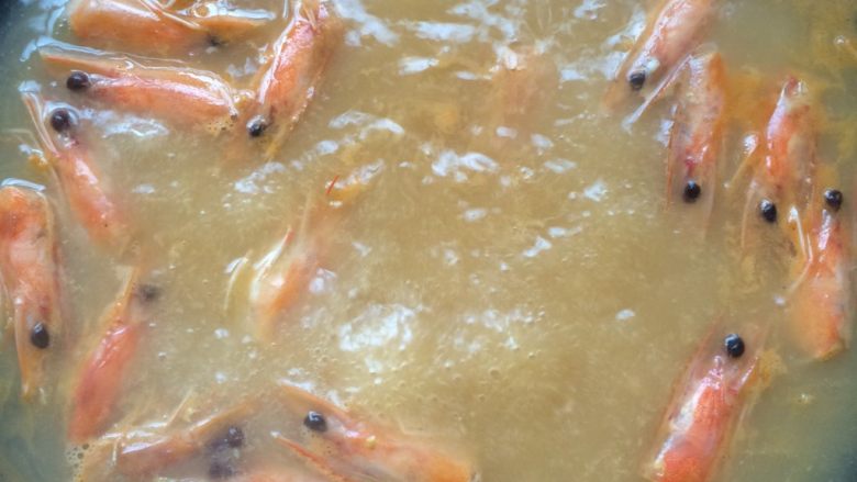 虾汤海鲜米粉,煮开后转小火熬30分钟。