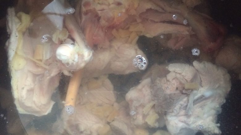 虾汤海鲜米粉,骨头汆烫后下冷水下锅，大火烧开后转小火熬制1个小时。