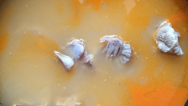 虾汤海鲜米粉,将虾汤和骨头混合在一起熬制20分钟。