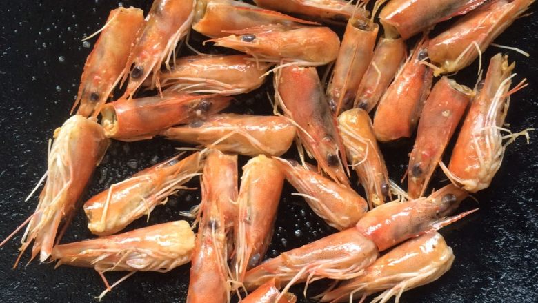 虾汤海鲜米粉,虾壳用花生油煸香。