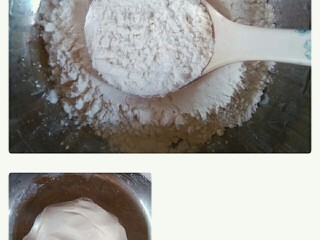 糯米红枣,取适量糯米粉倒入盘里，加少许糖拌均，加入温水和成光滑的面团