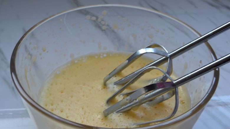 可可奶油杯,用打蛋器打发至出现浓密泡沫