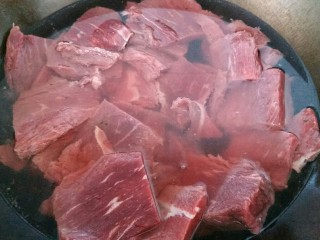 手撕牛肉干,锅里放水和牛肉，除血水