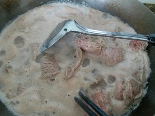 手撕牛肉干,煮开后再煮三到五分钟，捞起来冲洗干净