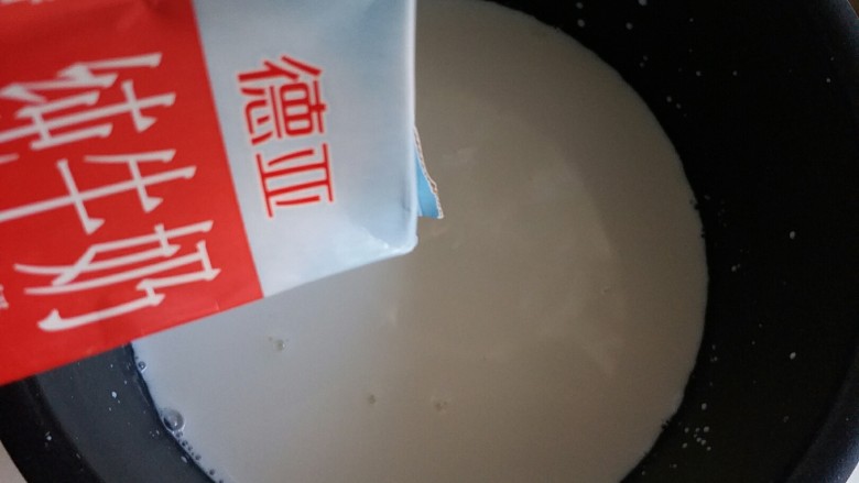 芒果椰汁西米露,锅里倒入牛奶200ml