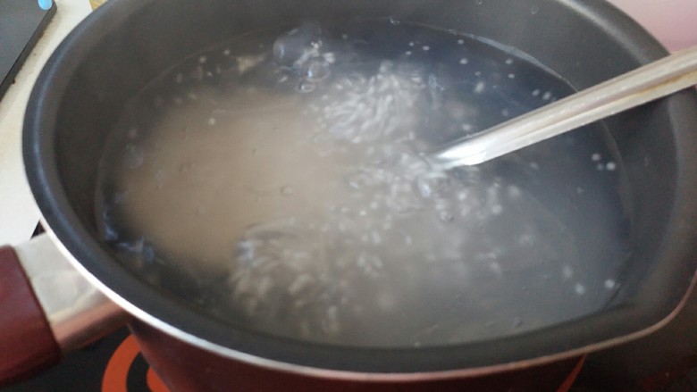 芒果椰汁西米露,锅中放水烧开，将西米放入锅中煮，要不停的用勺子搅拌，避免粘锅