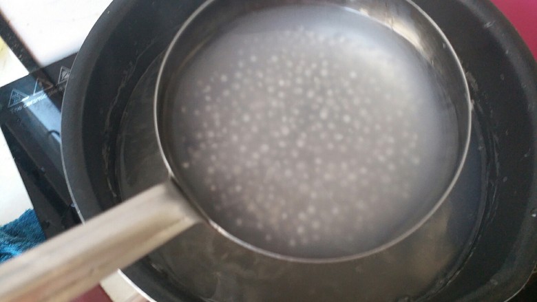 芒果椰汁西米露,当煮至里面有一点点的硬心的时候就可以关火了焖15~20分钟