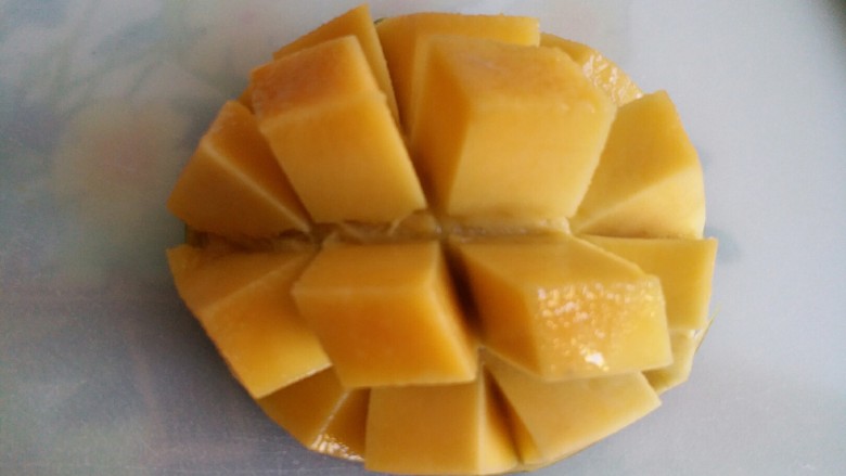 芒果椰汁西米露,切成块（芒果切成厚片，再上面切成#的网格）用刀贴着果皮就可以剔下芒果肉了。