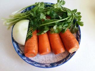 胡萝卜香菜素丸子,准备食材：胡萝卜4根、香菜50克、洋葱半个、清洗干净备用