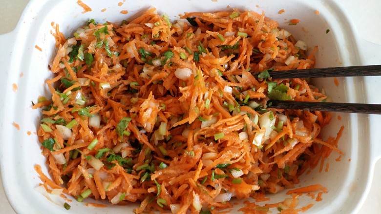 胡萝卜香菜素丸子,用筷子搅拌均匀