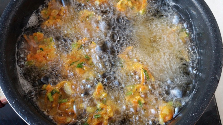 胡萝卜香菜素丸子,油温6成热炸出的丸子呈金黄色，飘在上面就可以捞出来了。