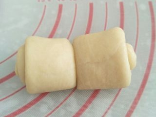 蜂蜜脆底小面包,用刮板将面卷从中间对切开来