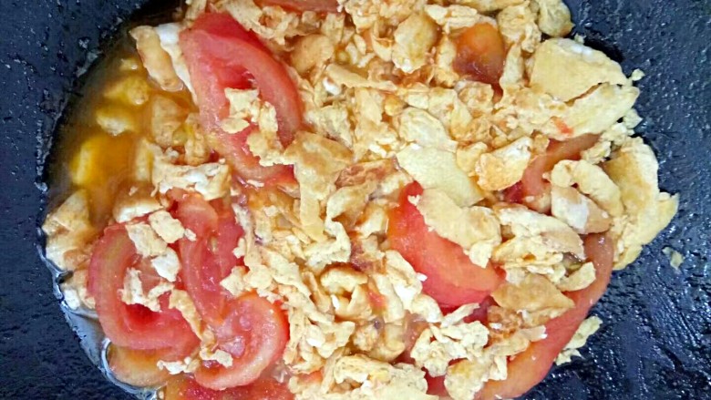 百变鸡蛋+番茄鸡蛋拌面,翻炒后再加点水煮开