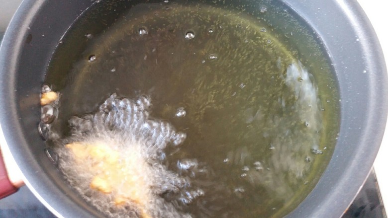 胡萝卜香菜素丸子,锅里倒入2/3的食用油烧热后取一小块试一试油温，见马上漂浮在上面就说明可以炸丸子了
