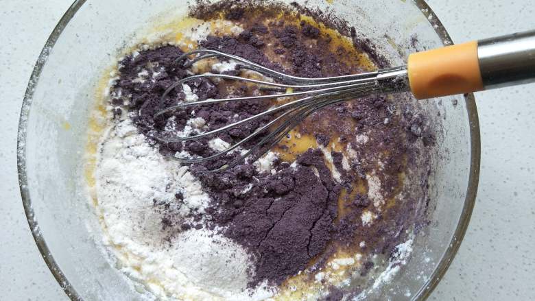 黑米戚风,筛入低粉和黑米粉，不规则搅拌均匀