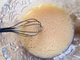 香煎土豆丝饼,用蛋抽搅拌均匀。
