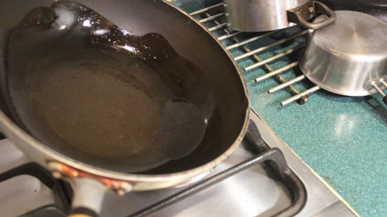西红柿炒蛋,中火热油锅，油要多。油热后，摇一摇锅子，让锅壁也沾一下油。