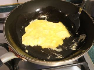 西红柿炒蛋,入锅后要立即用铲子快速翻动，让所有蛋汁都吸足油脂，这样蛋就会很滑嫩。