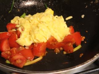 西红柿炒蛋,将炒好的鸡蛋倒回锅里，快速用铲子将蛋皮切碎，跟西红柿快速拌一下，就可准备起锅。
