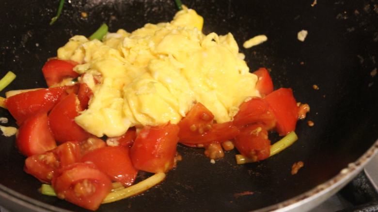 西红柿炒蛋,将炒好的<a style='color:red;display:inline-block;' href='/shicai/ 9'>鸡蛋</a>倒回锅里，快速用铲子将蛋皮切碎，跟西红柿快速拌一下，就可准备起锅。