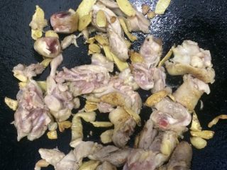 麻油鸡,把煎好的鸡腿肉切小块翻炒出香味。