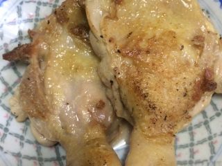 麻油鸡,鸡腿肉煎至金黄备用，煎出鸡肉汤头不会太油腻。
