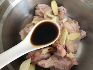 黑酱油～黑椒蜜汁鸡翅根,鸡翅根扎完沥干水，加入姜片蒜片，酱油2勺