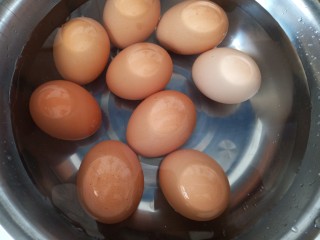#请来一勺黑酱油#啤酒卤蛋,鸡蛋清洗干净，下锅煮熟