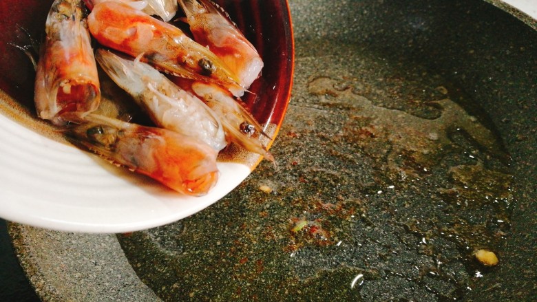 麻辣豆腐虾,锅中加少许油 倒入虾头