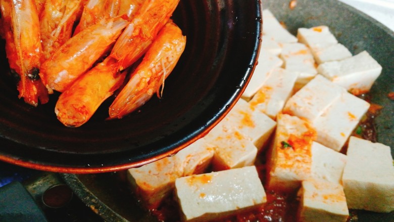 麻辣豆腐虾,豆腐两面煎制 捡出虾头