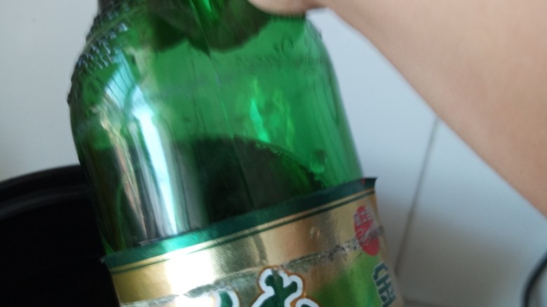 #请来一勺黑酱油#啤酒卤蛋,倒入啤酒一瓶