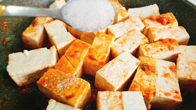 麻辣豆腐虾,豆腐中加适量盐