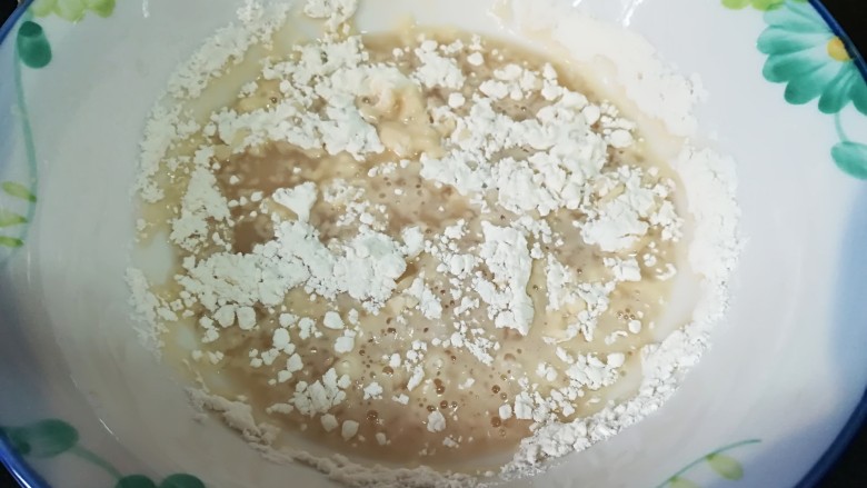 云腿月饼,再倒入月饼专用面粉，先与40%的面粉混合成面糊