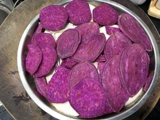 紫薯香芋馅,码入盘中