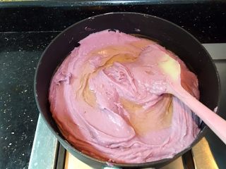 紫薯香芋馅,搅好后倒入不粘锅中，加入适量玉米油，炒吸收
