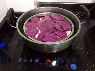 紫薯香芋馅,开水上锅，中大火蒸30分钟