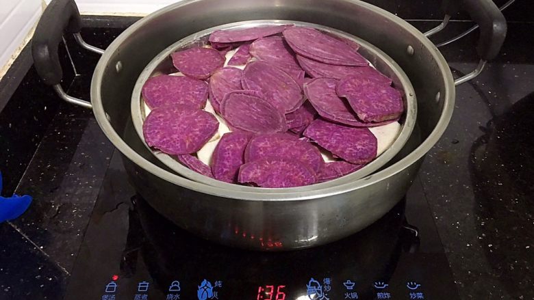 紫薯香芋馅,开水上锅，中大火蒸30分钟