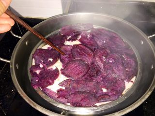 紫薯香芋馅,筷子能戳入表示蒸好。