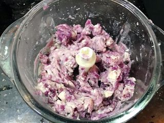 紫薯香芋馅,放入搅拌机加入适量清水